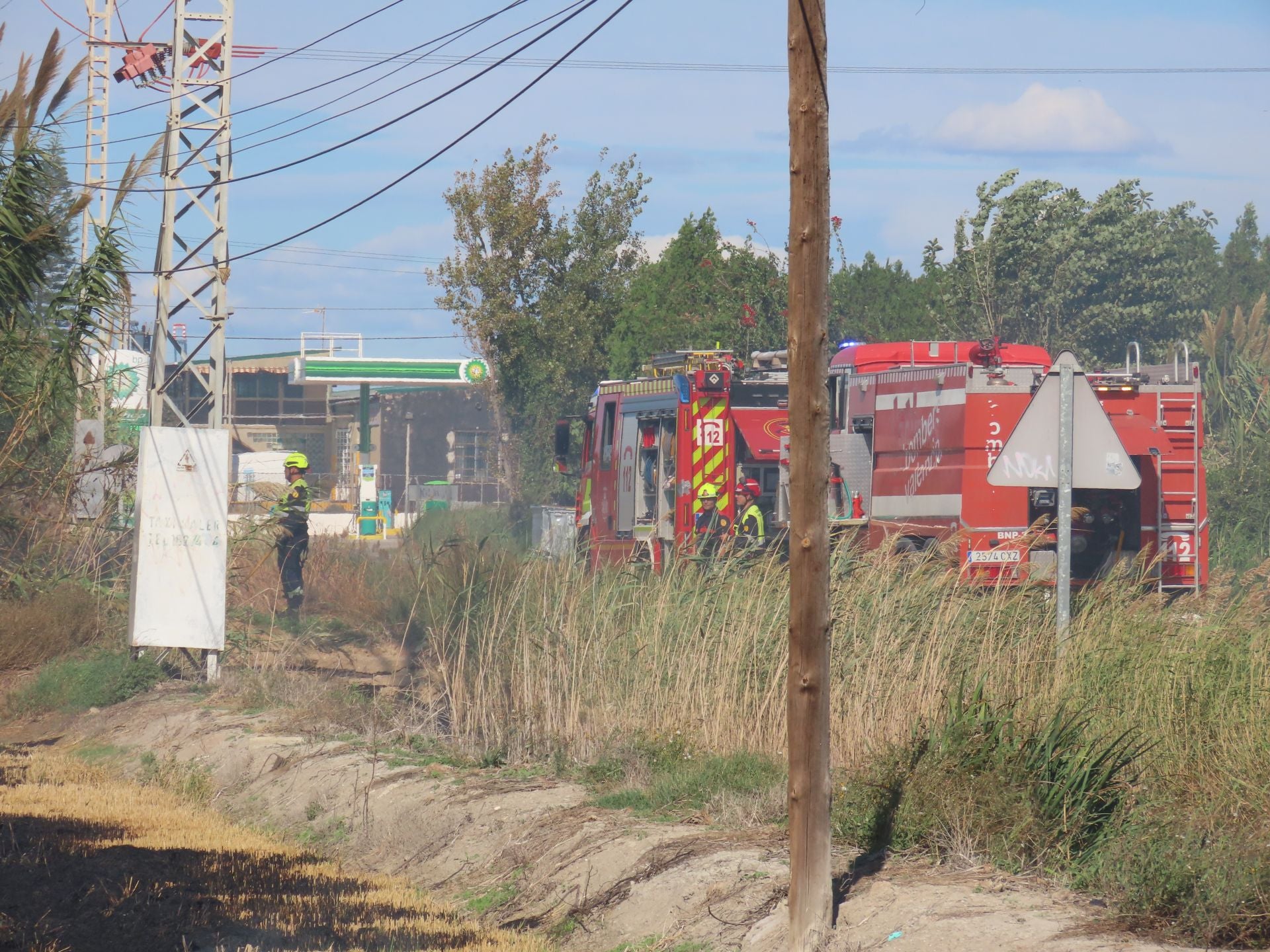 Los bomberos intervienen una quema de paja del arroz descontrolada en un campo junto a la Albufera