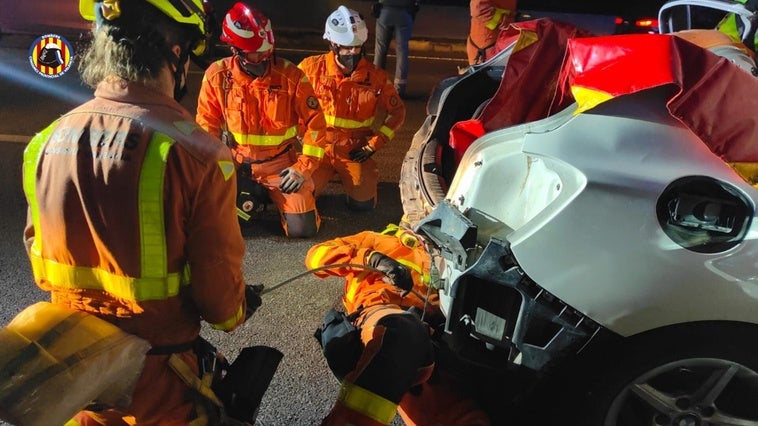 Los bomberos trabajan en el lugar del accidente.