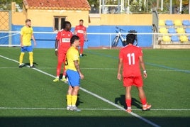 Jugadores del Dénia durante el partido ante el CF Gandia.