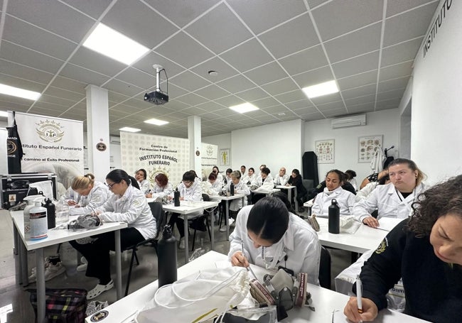 Varios jóvenes se preparan para convertirse en funerarios en la formación que imparte el instituto de Mulero en Valencia.