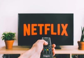 Un usuario pone Netflix en el televisor.