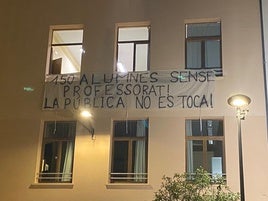 Cartel reivindicativo en el edificio del CPFPA San Carles de Ontinyent.