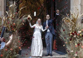 Carmen Sancho de Rosa y Tomás Tórtola, tras contraer matrimonio en San Juan de la Cruz.