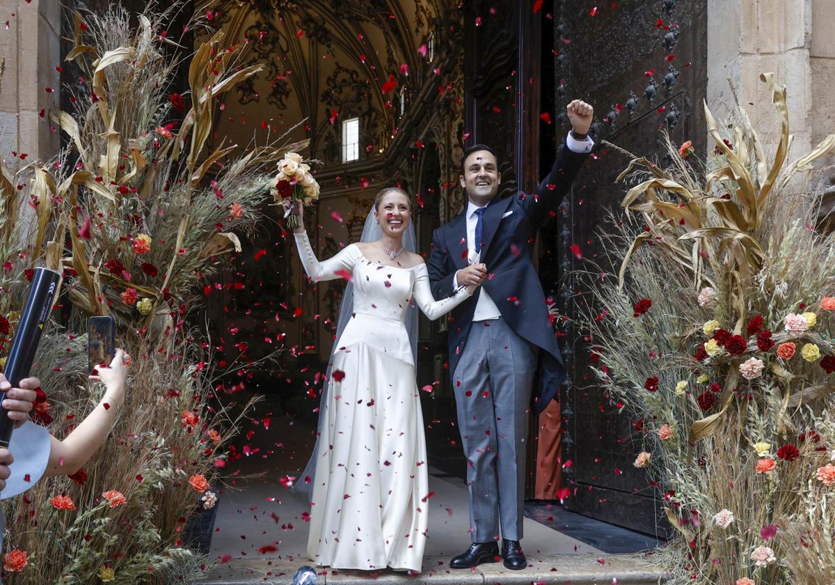 Carmen Sancho de Rosa y Tomás Tórtola, tras contraer matrimonio en San Juan de la Cruz.