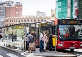 Pasajeros de un autobús de la EMT, en Valencia.