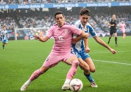 Dos jugadores de Eldense y Depor disputan un balón durante el partido de esta tarde