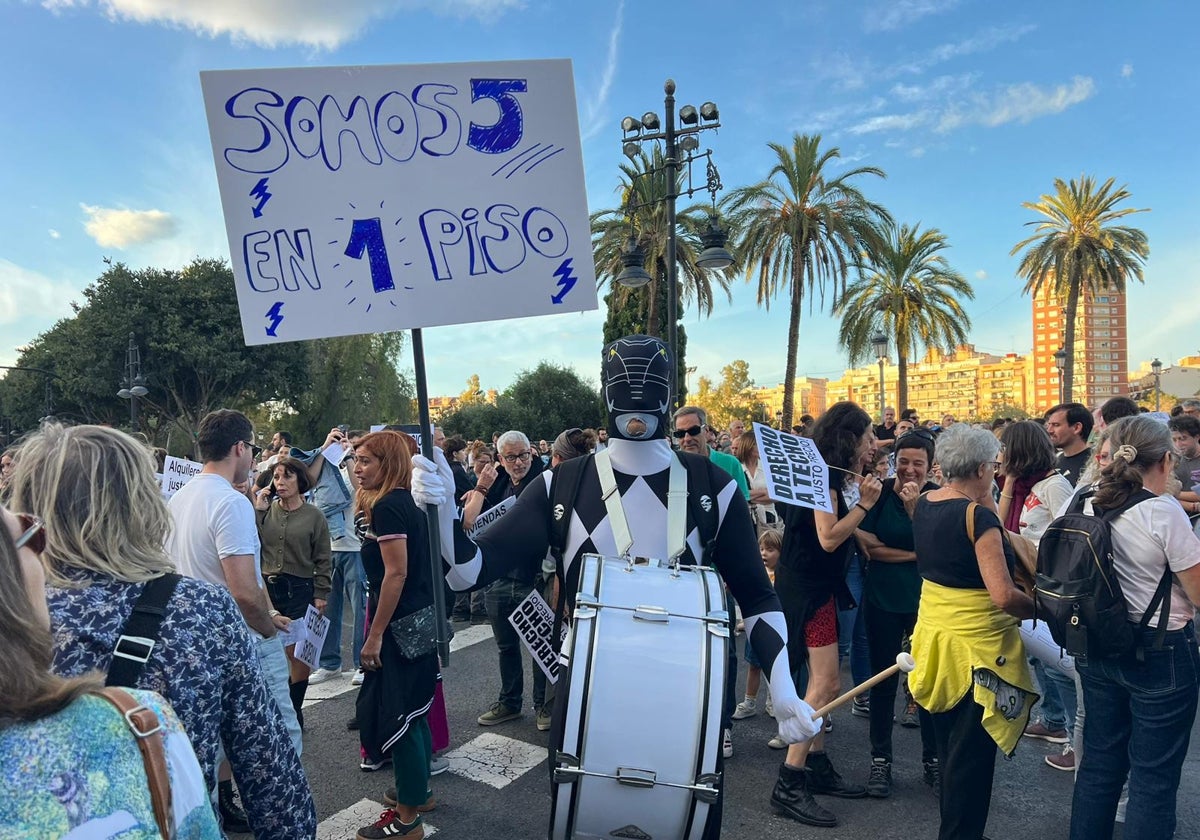 Un manifestante disfrazado de Power Ranger protesta antes del comienzo de la marcha.