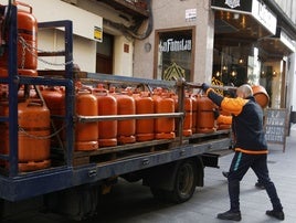 Repartidor de bombonas de butano. Imagen de archivo.