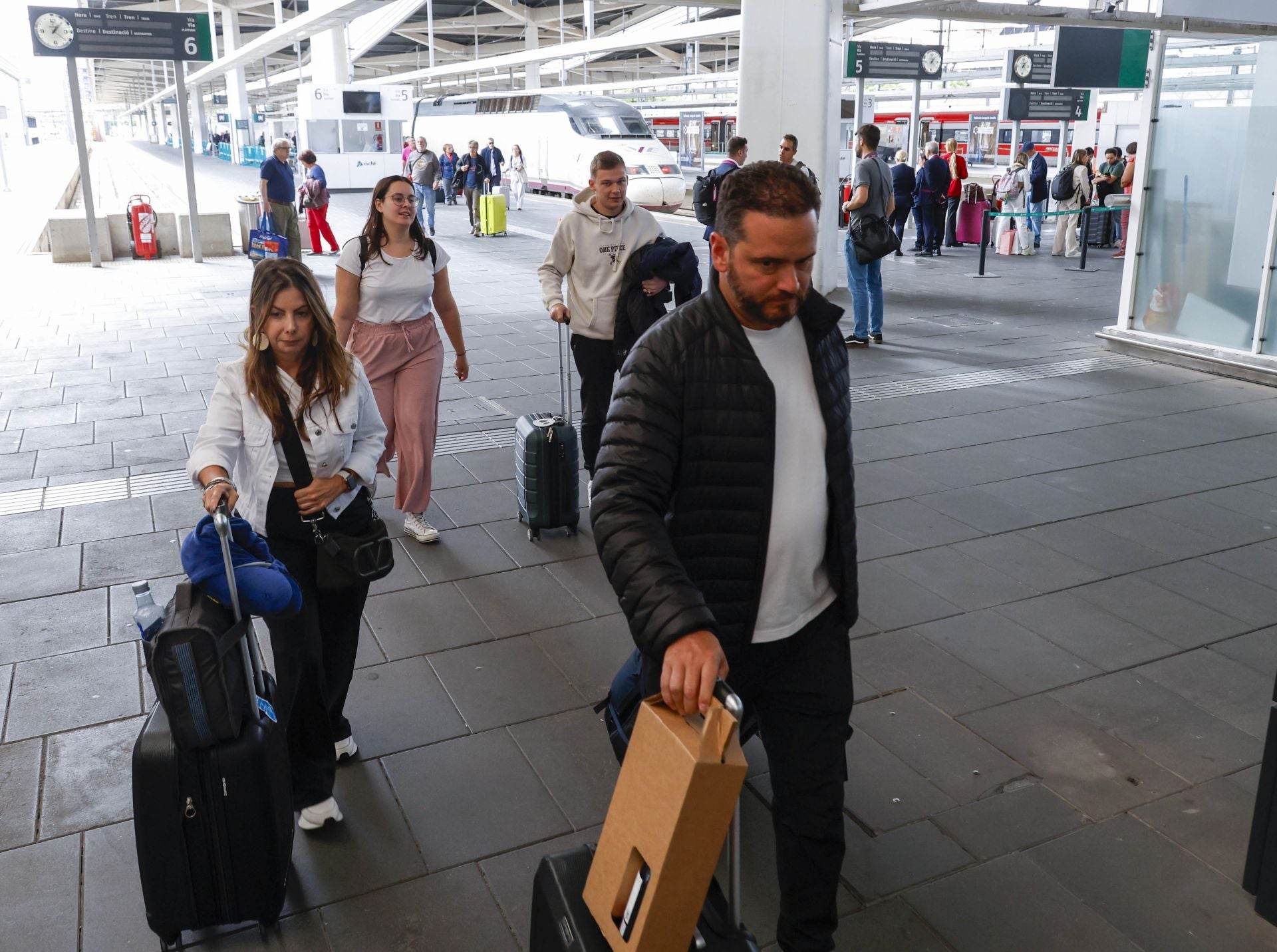 Retrasos y cancelaciones en la estación Joaquín Sorolla de Valencia