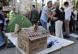 Un centenar de acampados resiste en la plaza del Ayuntamiento.