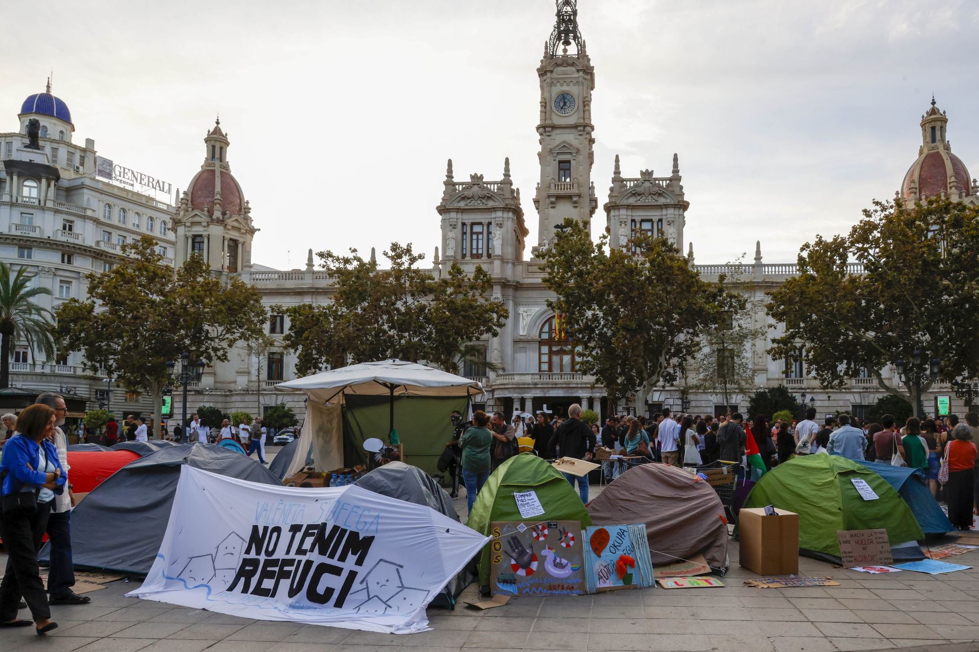 Los acampados por la vivienda amanecen en la plaza del Ayuntamiento