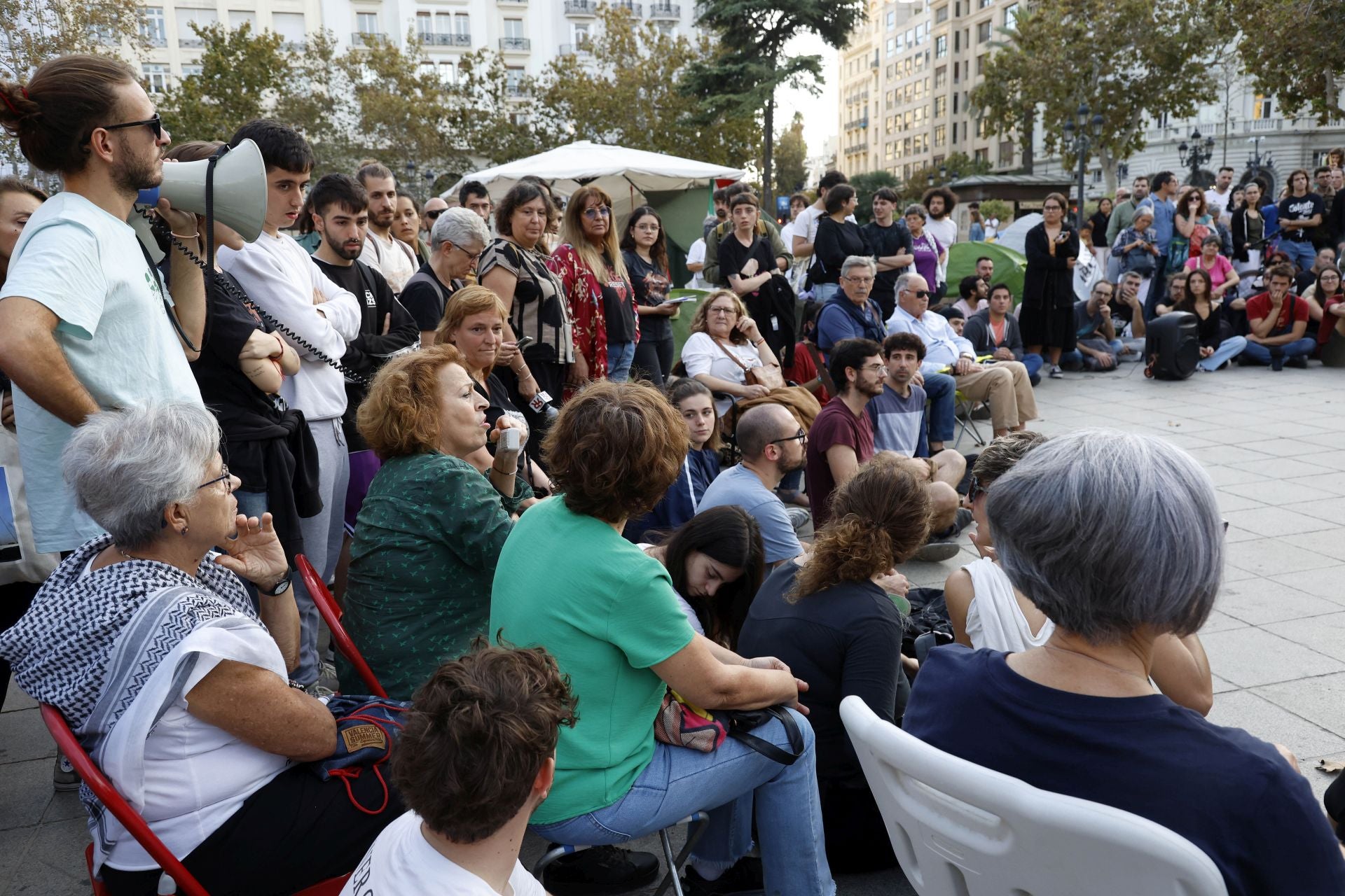 Los acampados por la vivienda amanecen en la plaza del Ayuntamiento