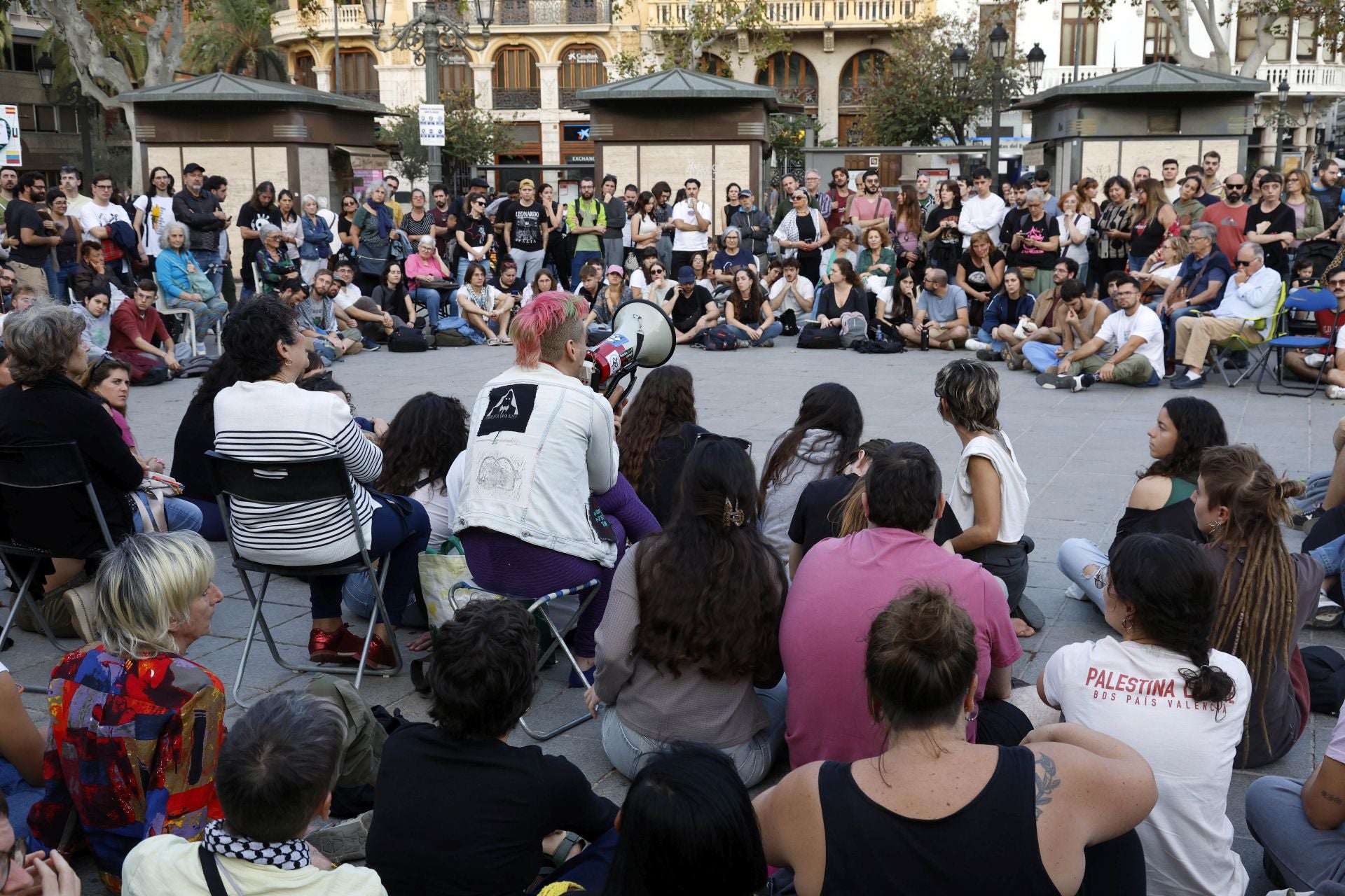 Los acampados por la vivienda amanecen en la plaza del Ayuntamiento