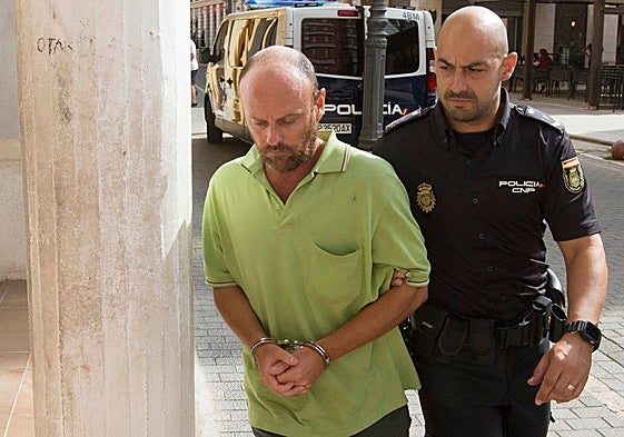 Un policía nacional traslada al homicida al juzgado.