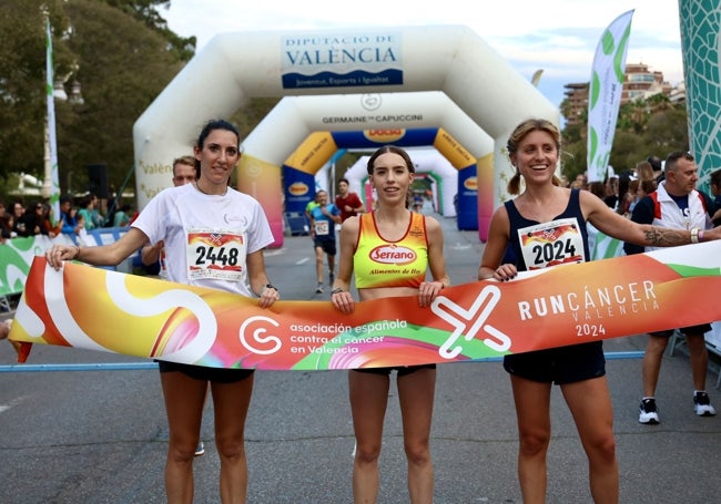 Alba López (en el medio), Elena Martín (izquierda) y Rebecca Hoefer (derecha), ganadoras.