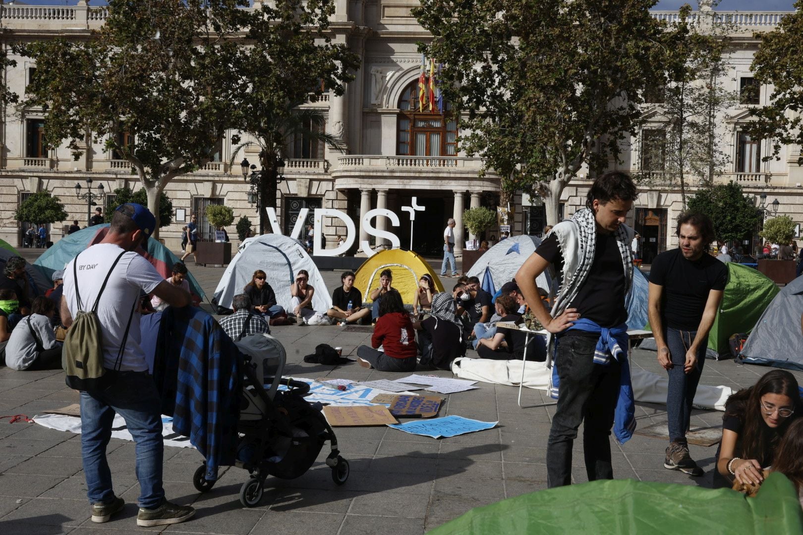 Los acampados por la vivienda amanecen en la plaza del Ayuntamiento