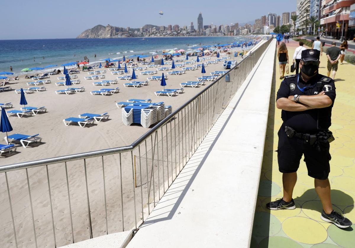 Un agente de la Policía de Benidorm, en una imagen de archivo.