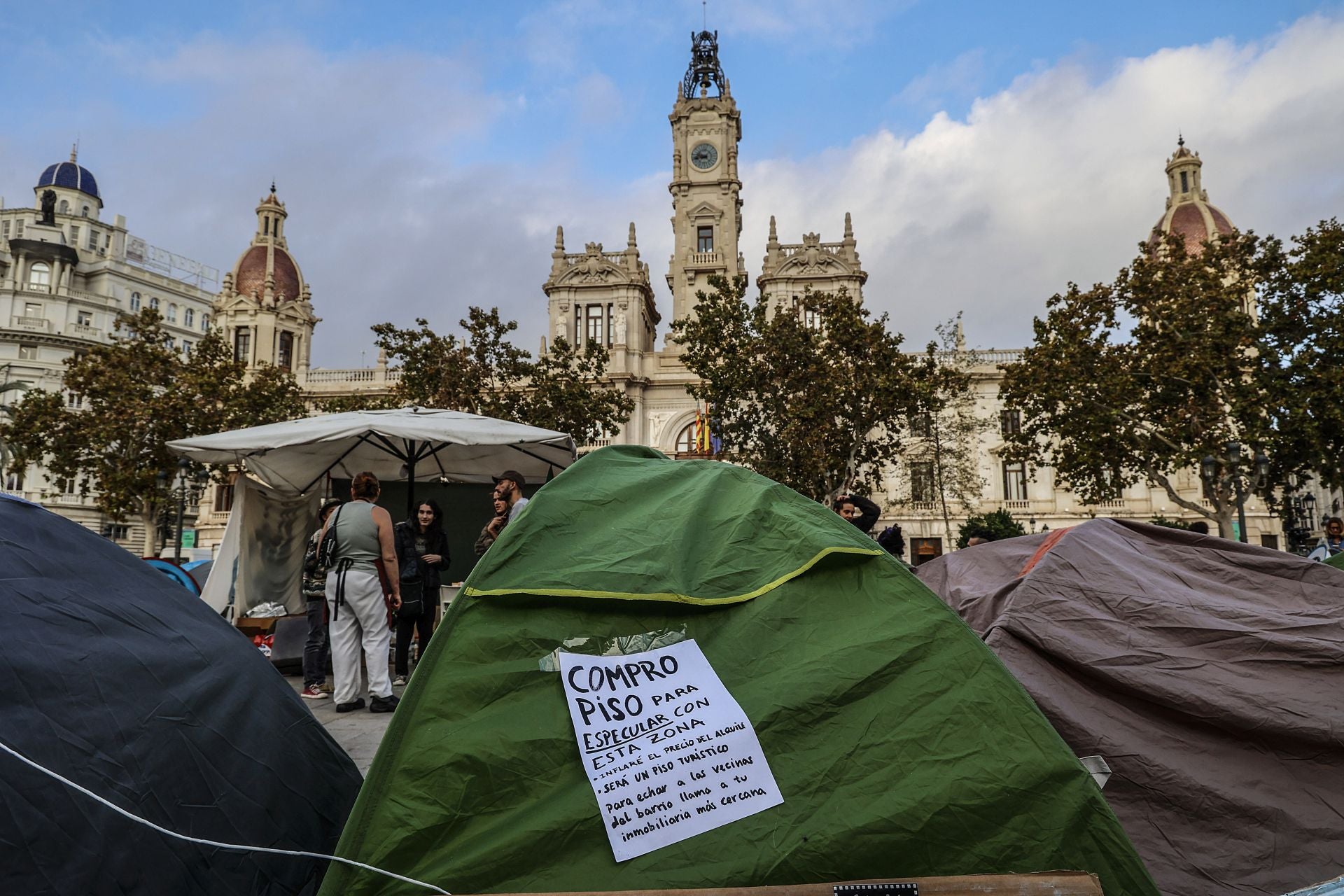 FOTOS | Acampada frente al Ayuntamiento de Valencia en protesta por la vivienda