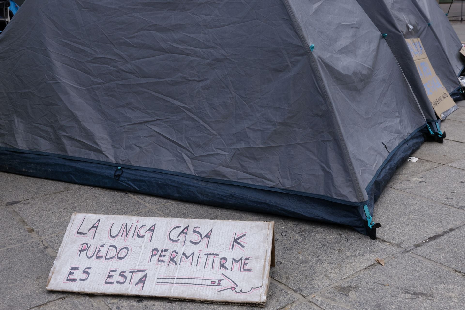 FOTOS | Acampada frente al Ayuntamiento de Valencia en protesta por la vivienda