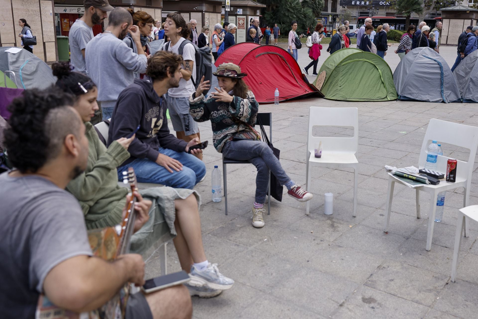 FOTOS | Acampada frente al Ayuntamiento de Valencia en protesta por la vivienda