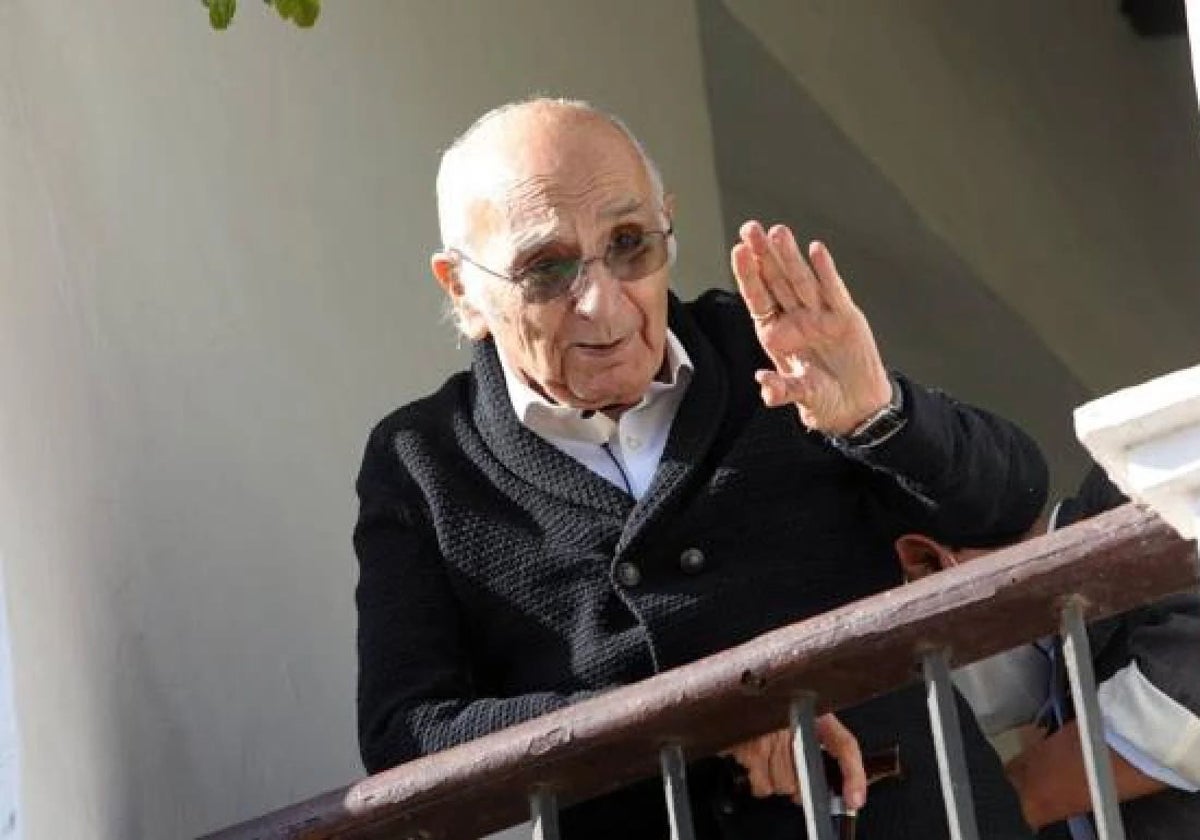 Francisco Brines en la terraza de Elca tras conocer la concesión del Premio Cervantes.