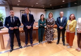 Miembros de la junta con el jurado.