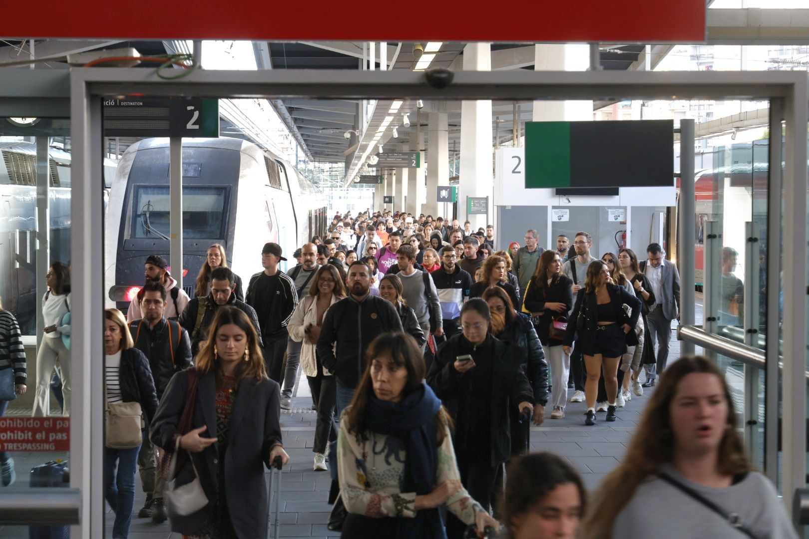 FOTOS | Retrasos del AVE en Joaquín Sorolla este lunes tras el caos ferroviario