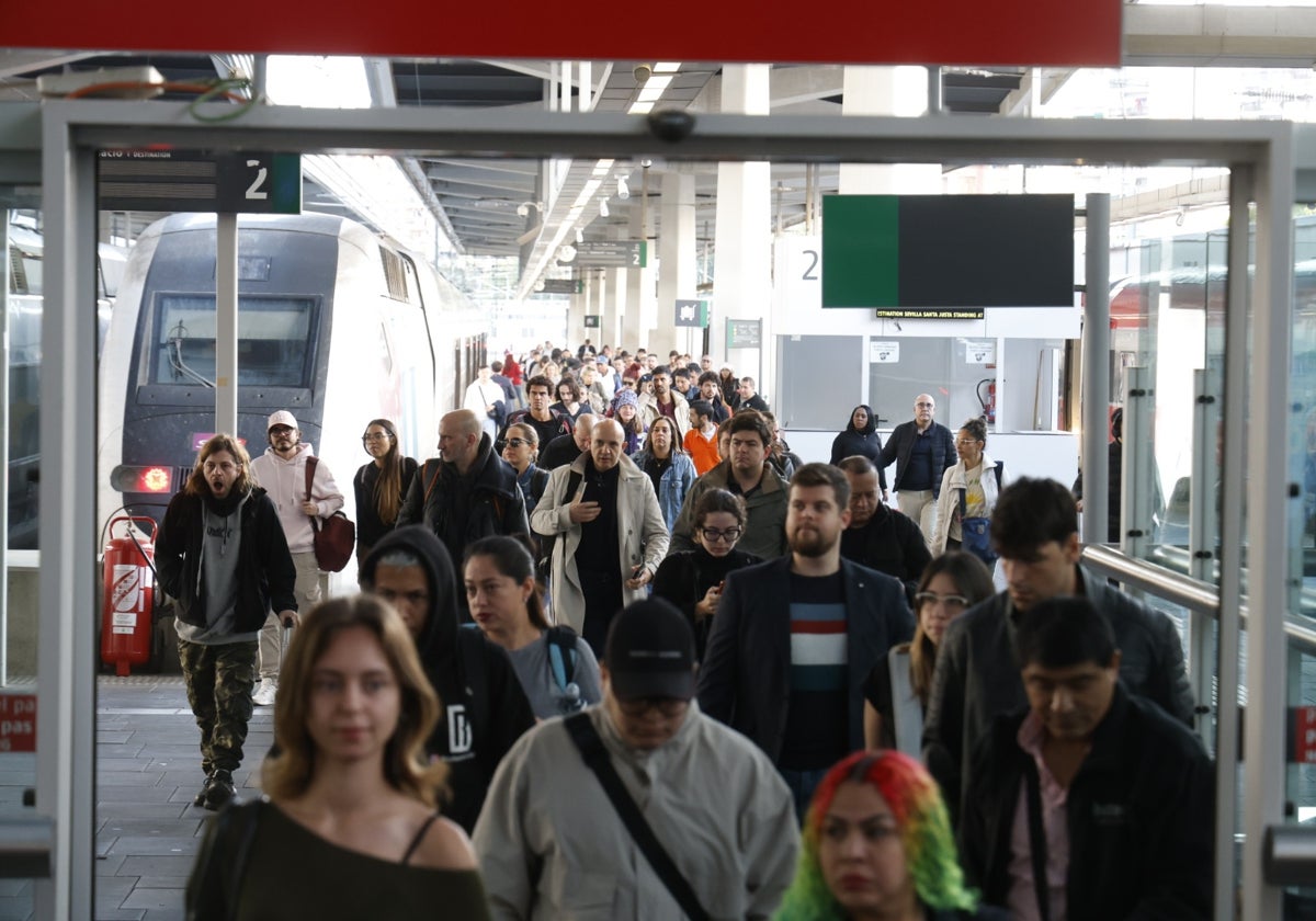 Viajeros procedentes de Madrid en la estación Joaquín Sorolla de Valencia.