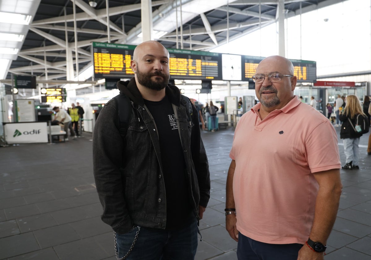 Imagen principal - Saturnino y su hijo Cristian junto a José María y Juana esperan la llegada de su AVE en la estación Joaquín Sorolla.