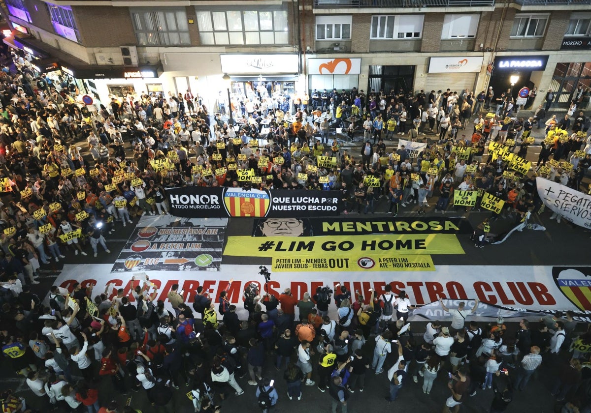 Un momento de la protesta contra Peter Lim antes del partido.