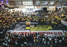 Un momento de la protesta contra Peter Lim antes del partido.