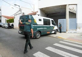 Un furgón de la Guardia Civil de Oliva en una imagen de archivo.