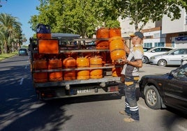 Trabajador repartiendo bombonas de butano.