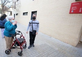 Unos pacientes con mascarilla llegan a un centro de salud.