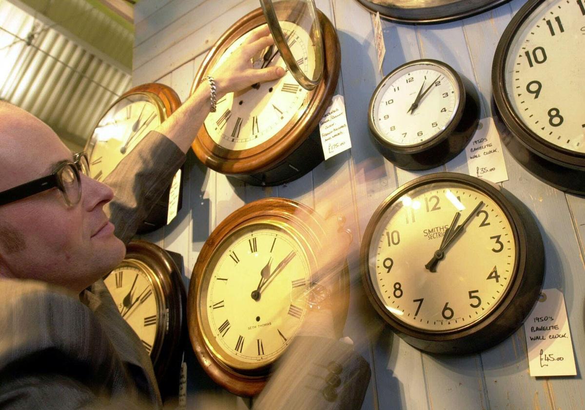 Un hombre manipula varios relojes, en una imagen de archivo.