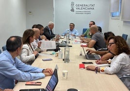 Rovira, presidiendo la mesa, en la reunión con los sindicatos.