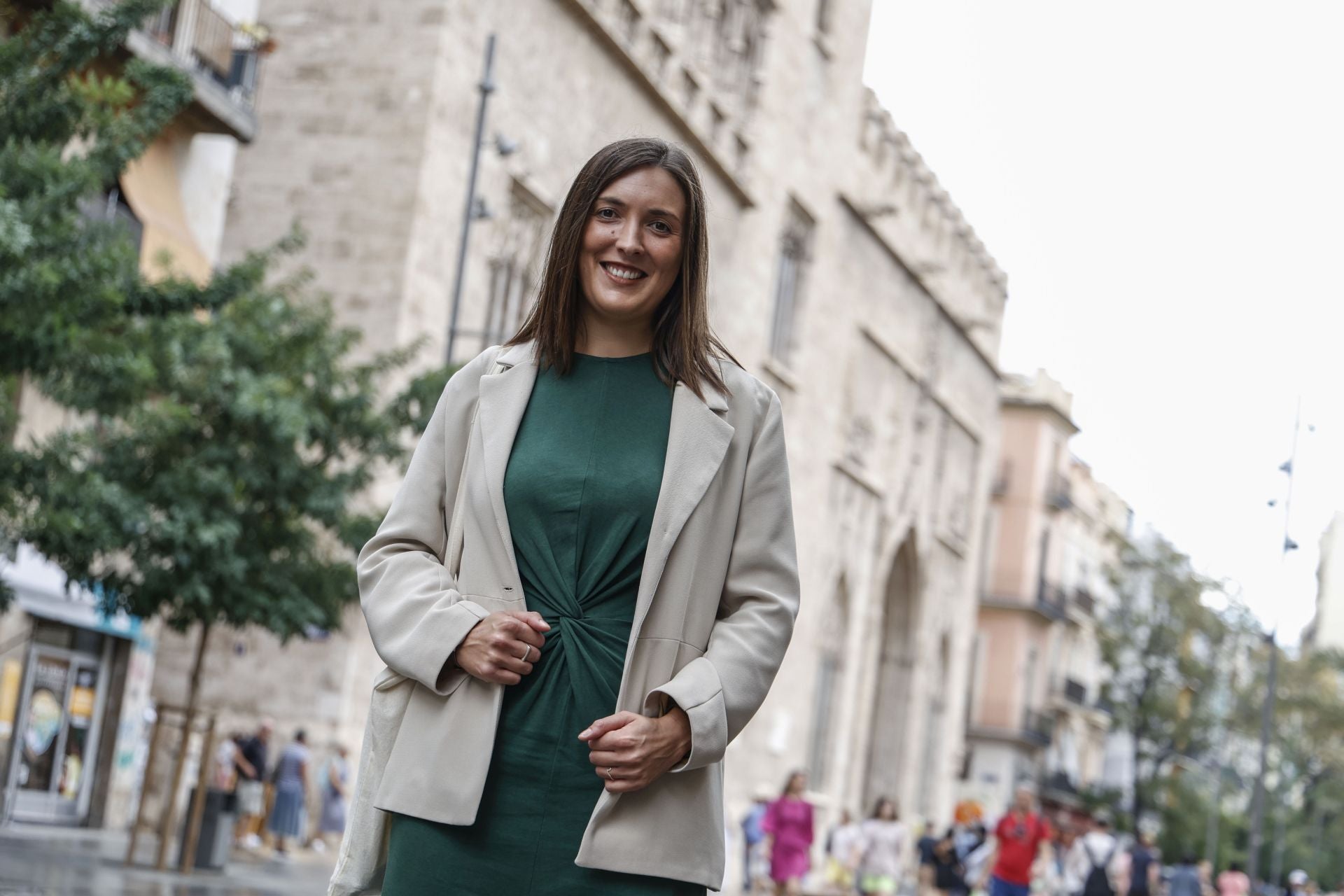 Sara Portela, junto a la Lonja, el edificio que entiende que mejor representa a la ciudad.