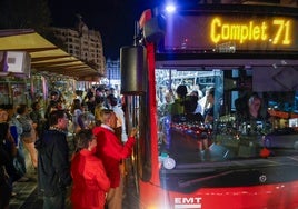 Un autobús de la línea 71 activa el cartel de completo, el pasado sábado 19 de octubre, en el centro de Valencia.