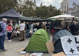 La acampada, este martes, con toldos para evitar la lluvia.