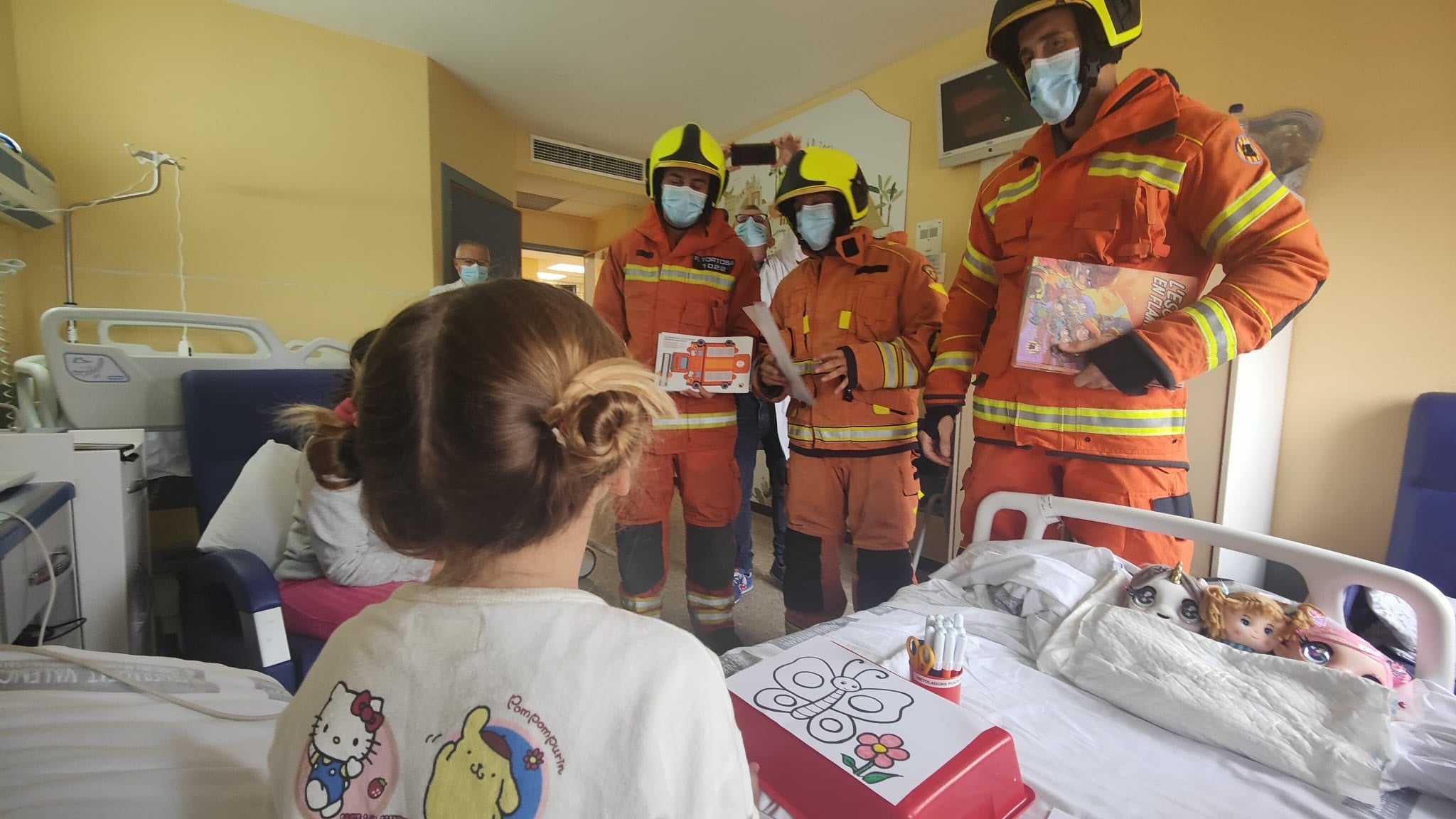 Los efectivos de bomberos durante la visita a los menores hospitalizados en el Lluís Alcanyís.