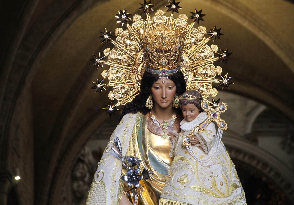 Imagen peregrina de la Virgen de los Desamparados en un Traslado.