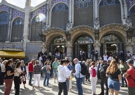 Cruceristas frente al Mercado Central.