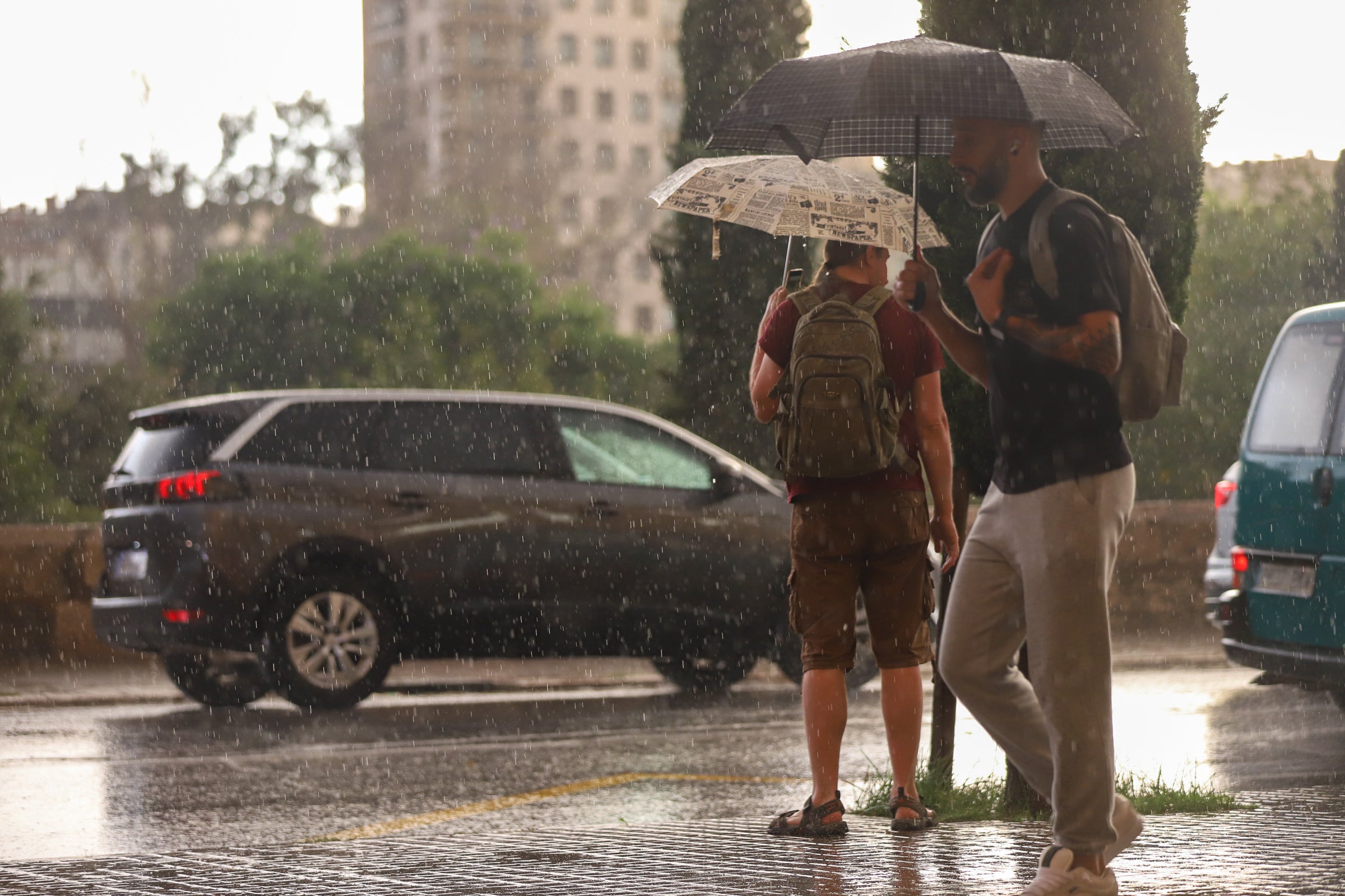 Rescatan a una mujer atrapada en su vehículo por las lluvias en Guardamar de la Safor