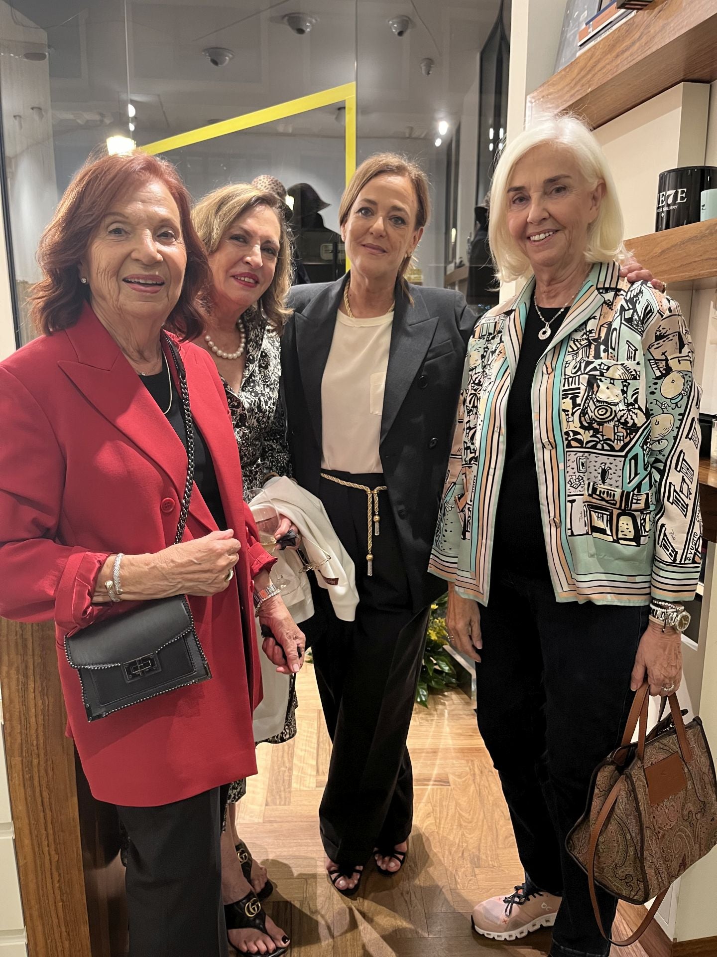 Amparo Alapont, Carmen Sáez, Lourdes López y Hortensia Herrero en la boutique Patos.