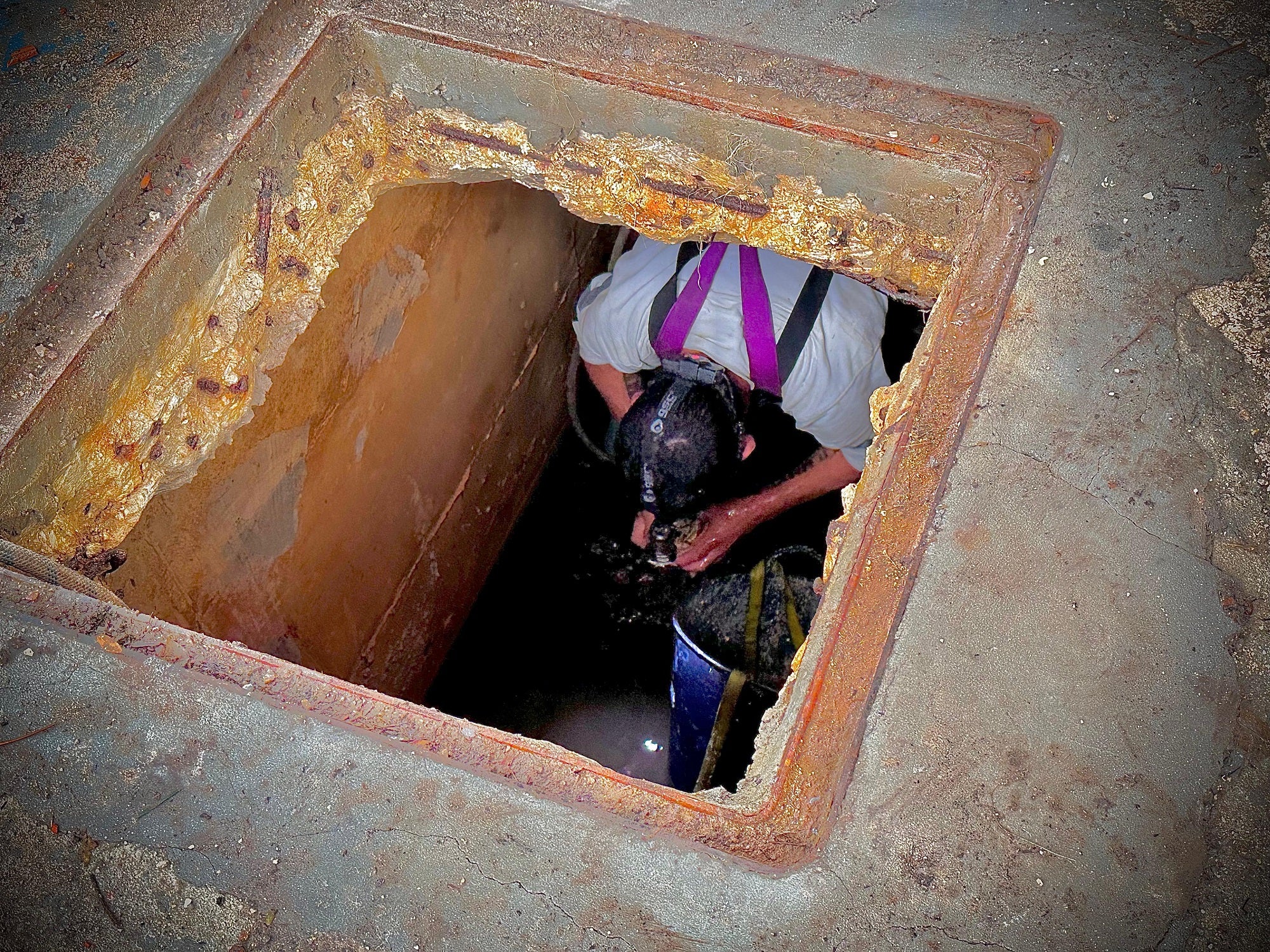 Los operarios, trabajando en la reparación de las fugas.