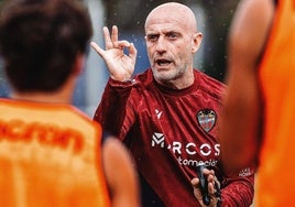 Julián Calero, dando instrucciones en la Ciudad Deportiva del Levante en Buñol.