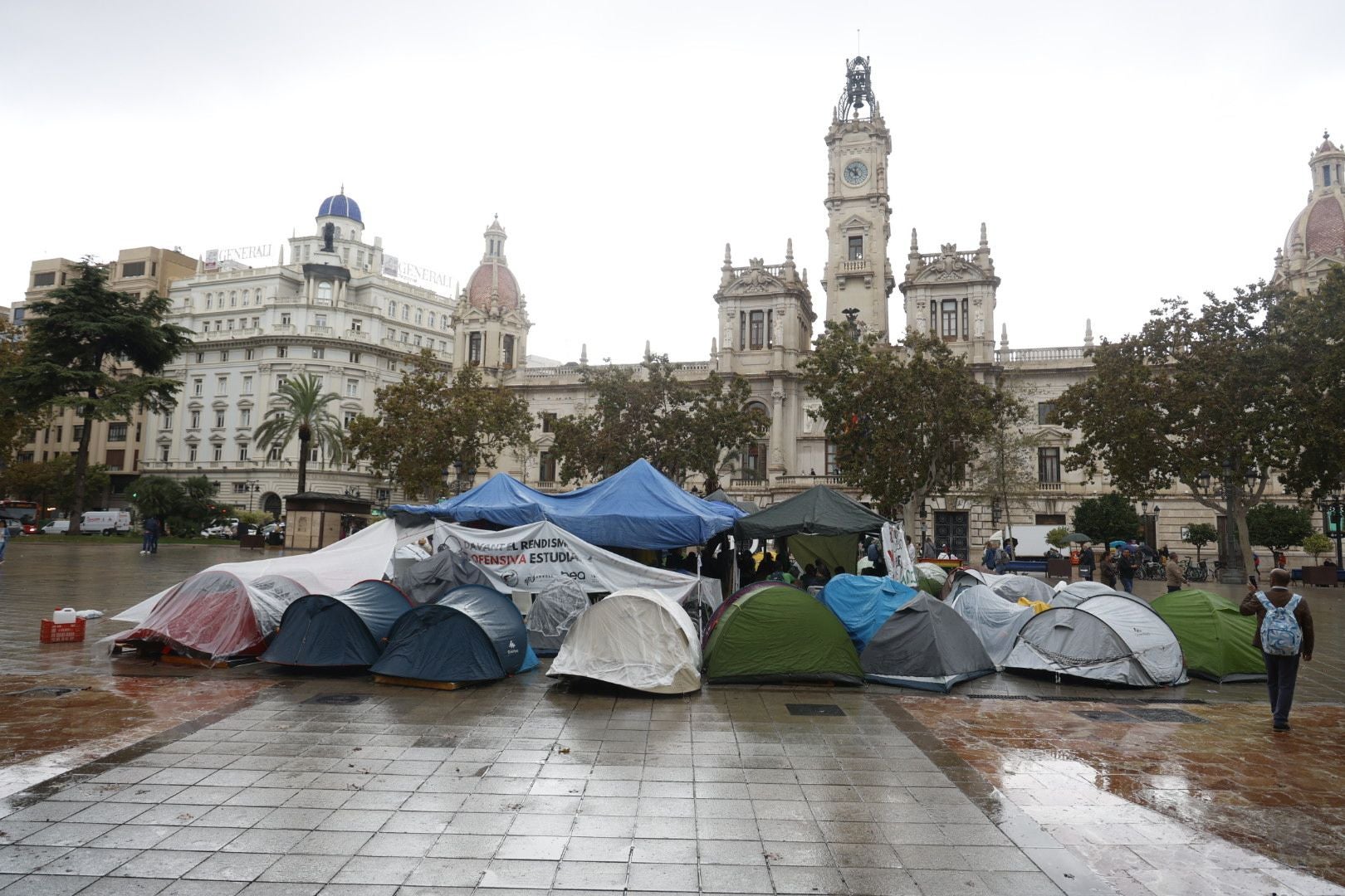 FOTOS | Los acampados frente al Ayuntamiento en protesta por la vivienda se mantienen pese a la lluvia