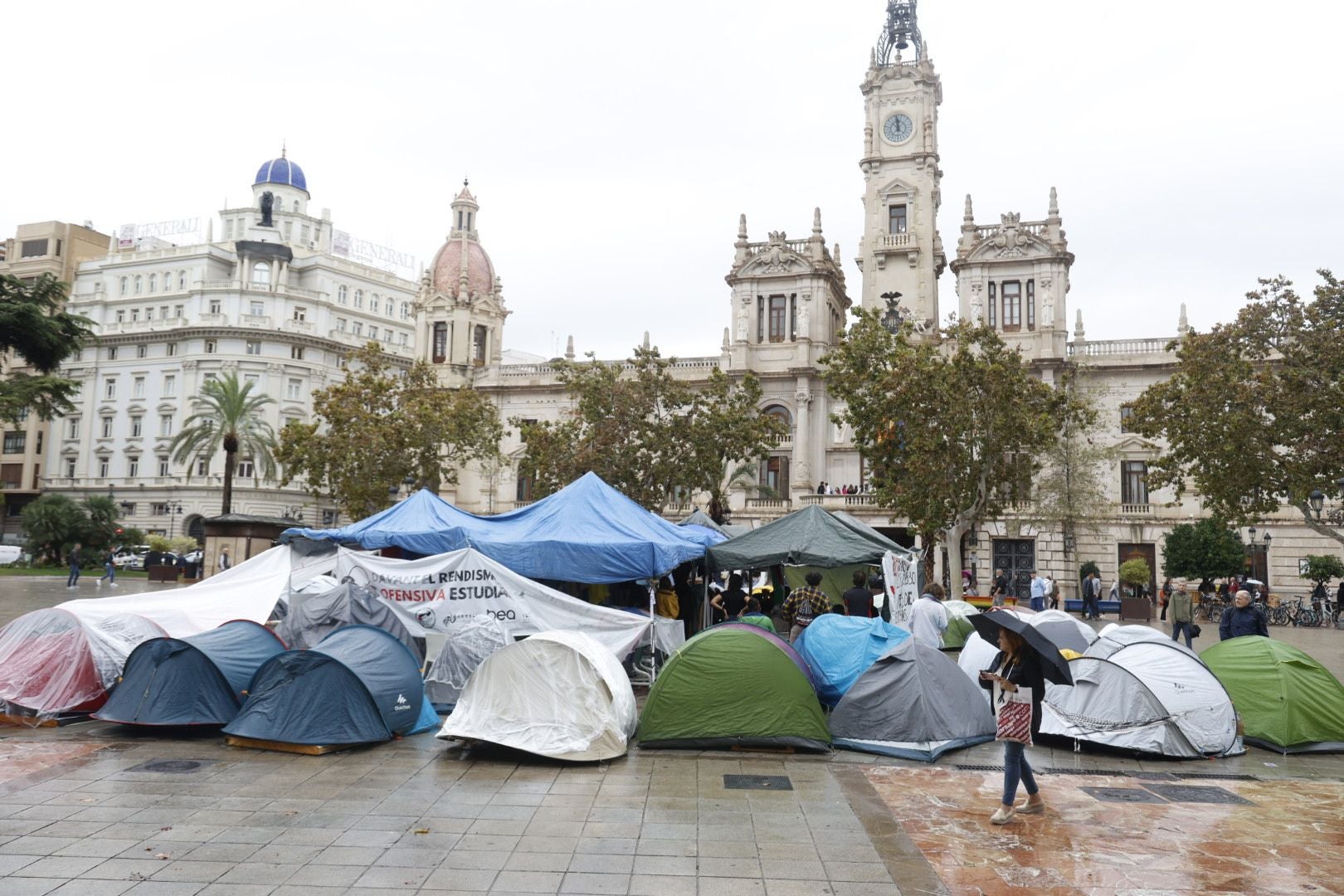 FOTOS | Los acampados frente al Ayuntamiento en protesta por la vivienda se mantienen pese a la lluvia