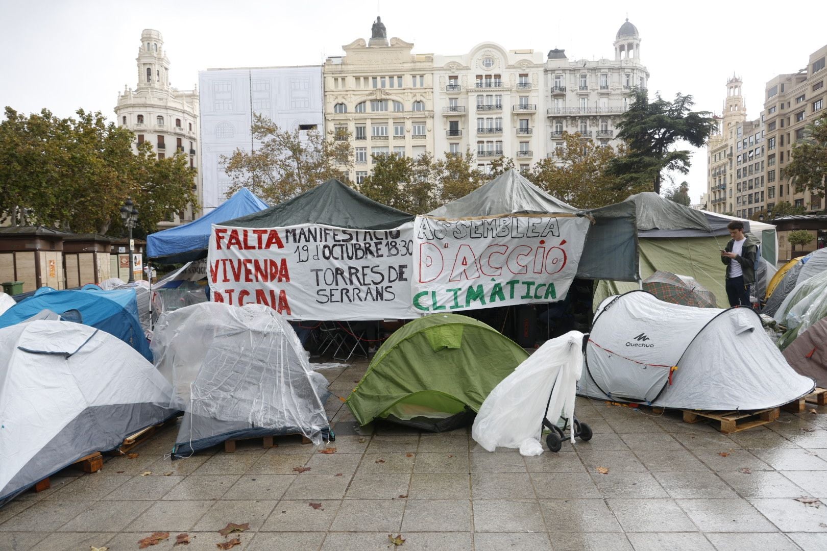 FOTOS | Los acampados frente al Ayuntamiento en protesta por la vivienda se mantienen pese a la lluvia