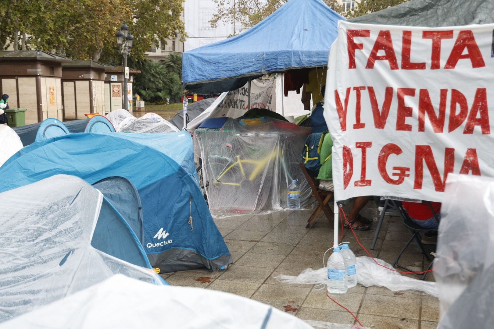 FOTOS | Los acampados frente al Ayuntamiento en protesta por la vivienda se mantienen pese a la lluvia